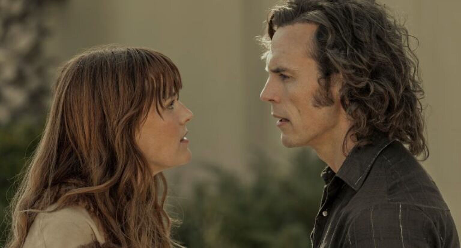 Billy en Daisy staan tegenover elkaar.