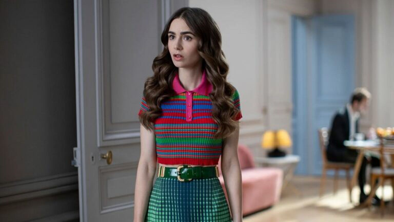 Emily uit Emily in Paris kijkt moeilijk.