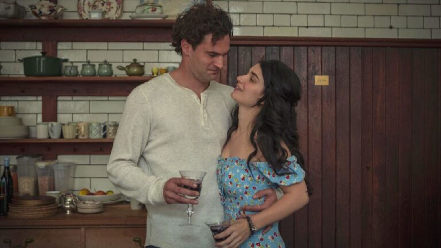 De twee hoofdrolspelers in Behind Her Eyes kijken verliefd naar elkaar.