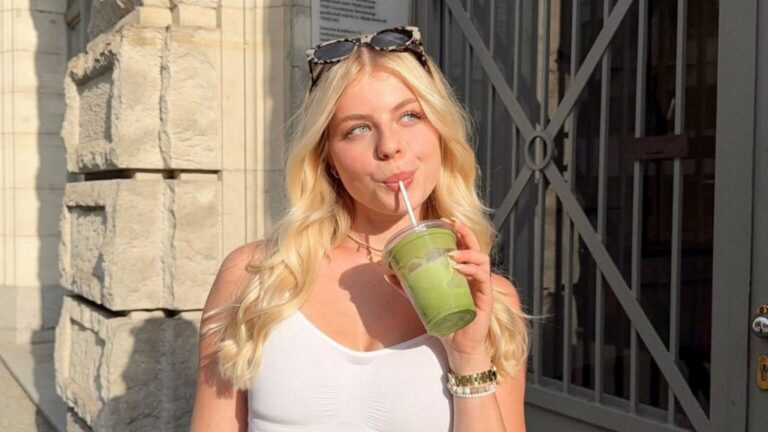 Meisje drinkt iced matcha.