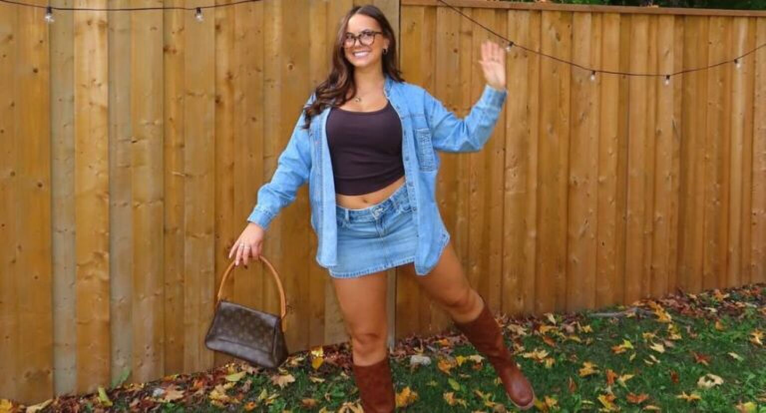 Meisje lacht naar de camera in een speelse pose.