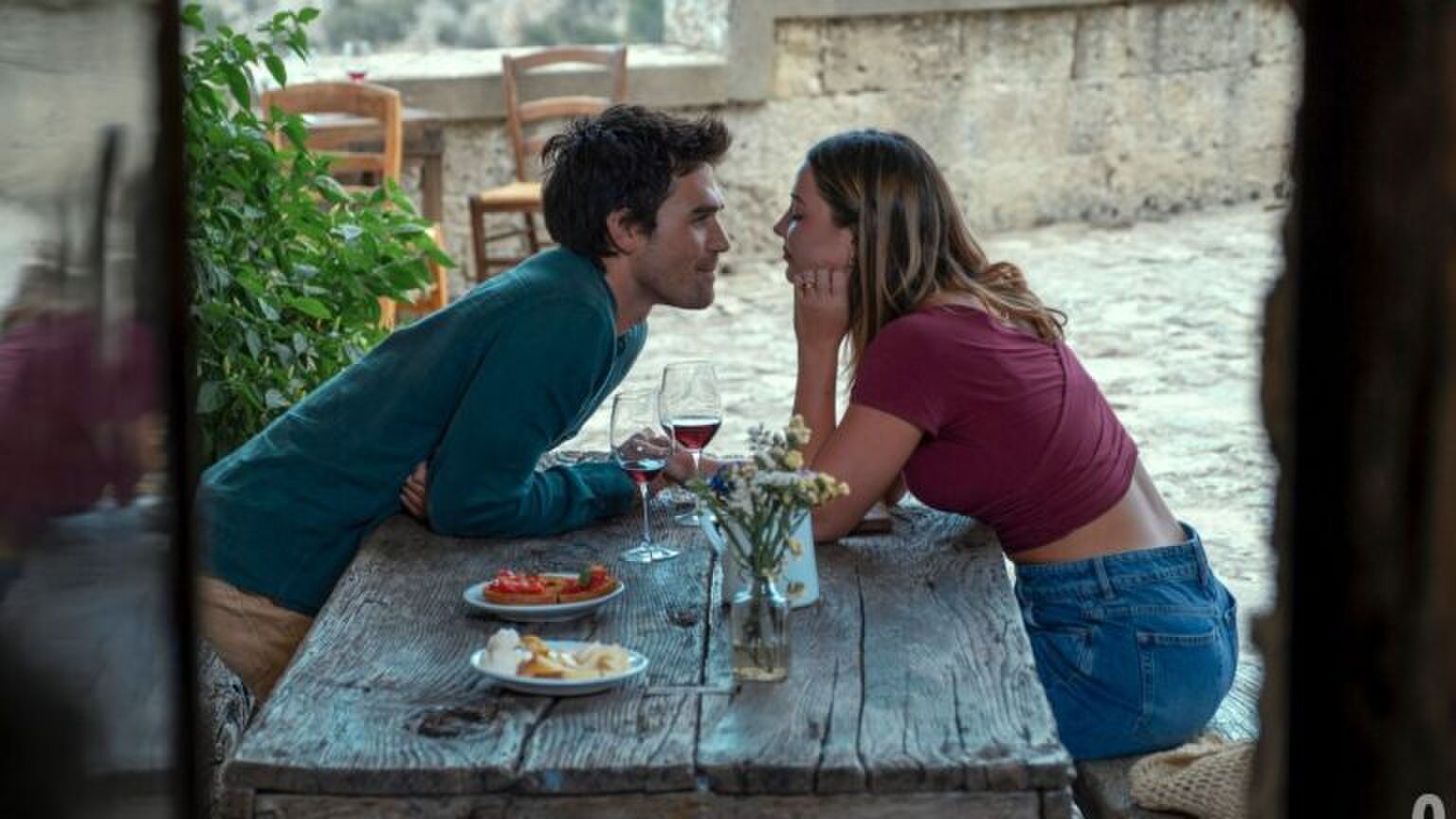 Een koppel leunt naar elkaar toe.