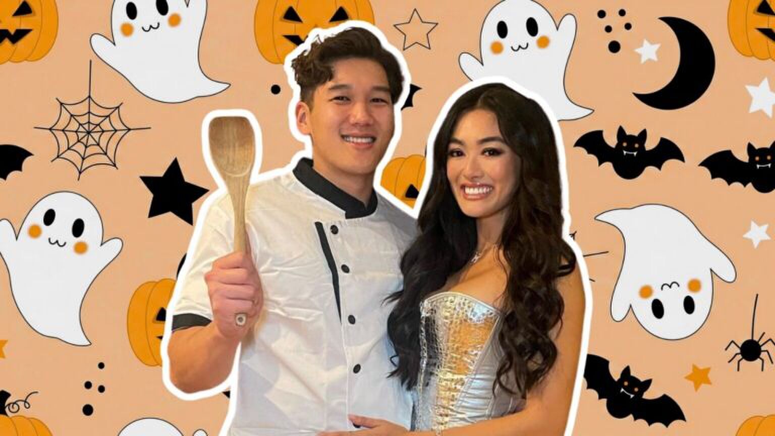 Koppel staat in Halloween kostuum voor een drukke Halloween achtergrond.