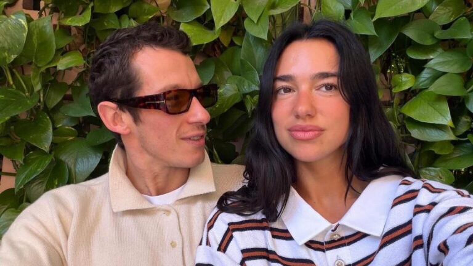 Vrouw en man kijken onge&iuml;nteresseerd naar elkaar.