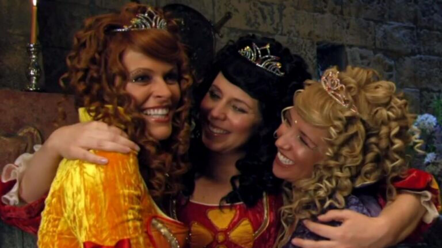 De meiden van K3 geven elkaar een knuffel.