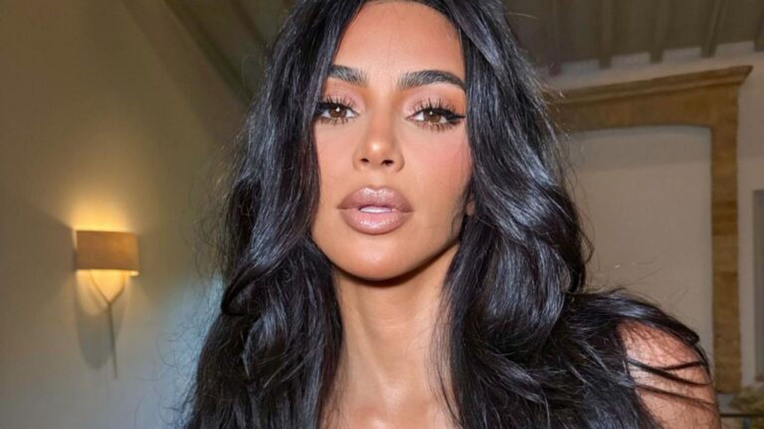 Selfie van Kim Kardashian, de oprichter van Skims.