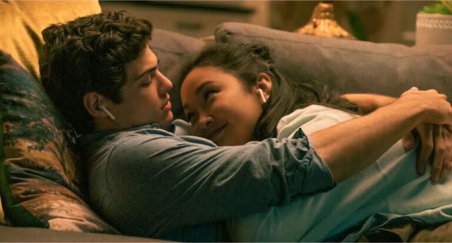 Peter en Lara-Jean knuffelen op de bank.