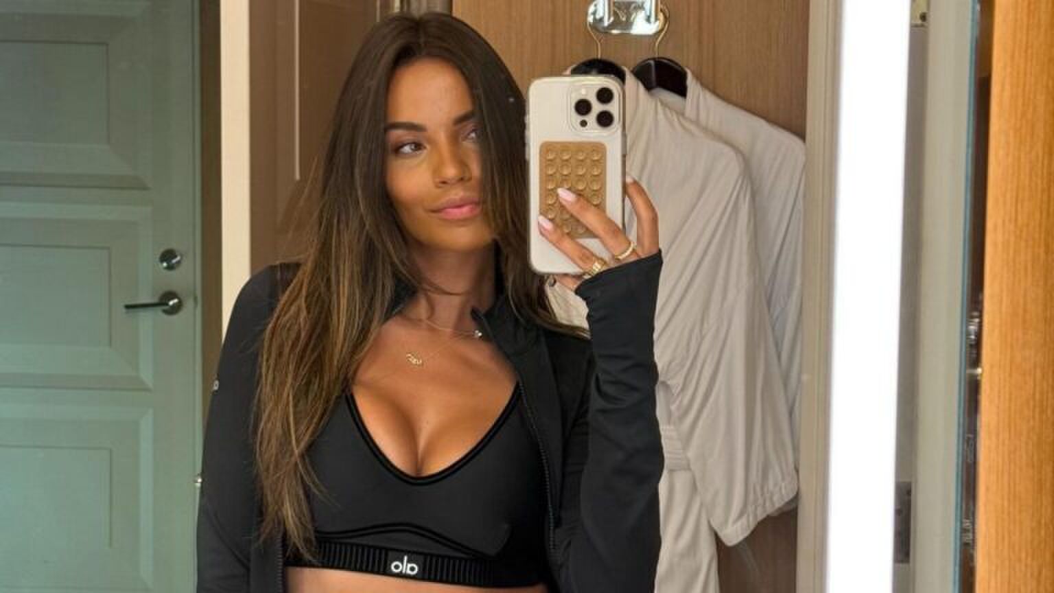 Monica Geuze maakt een selfie in de spiegel.