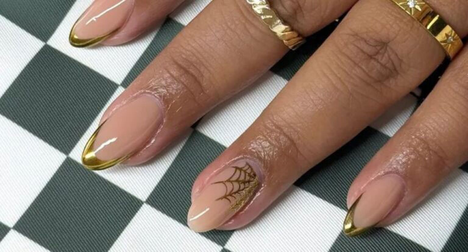 Nagels met gouden details.