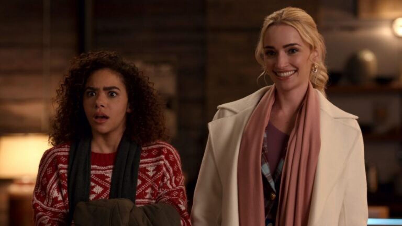 E&eacute;n vrouw kijkt geschokkeerd, de ander kijkt breed lachend.