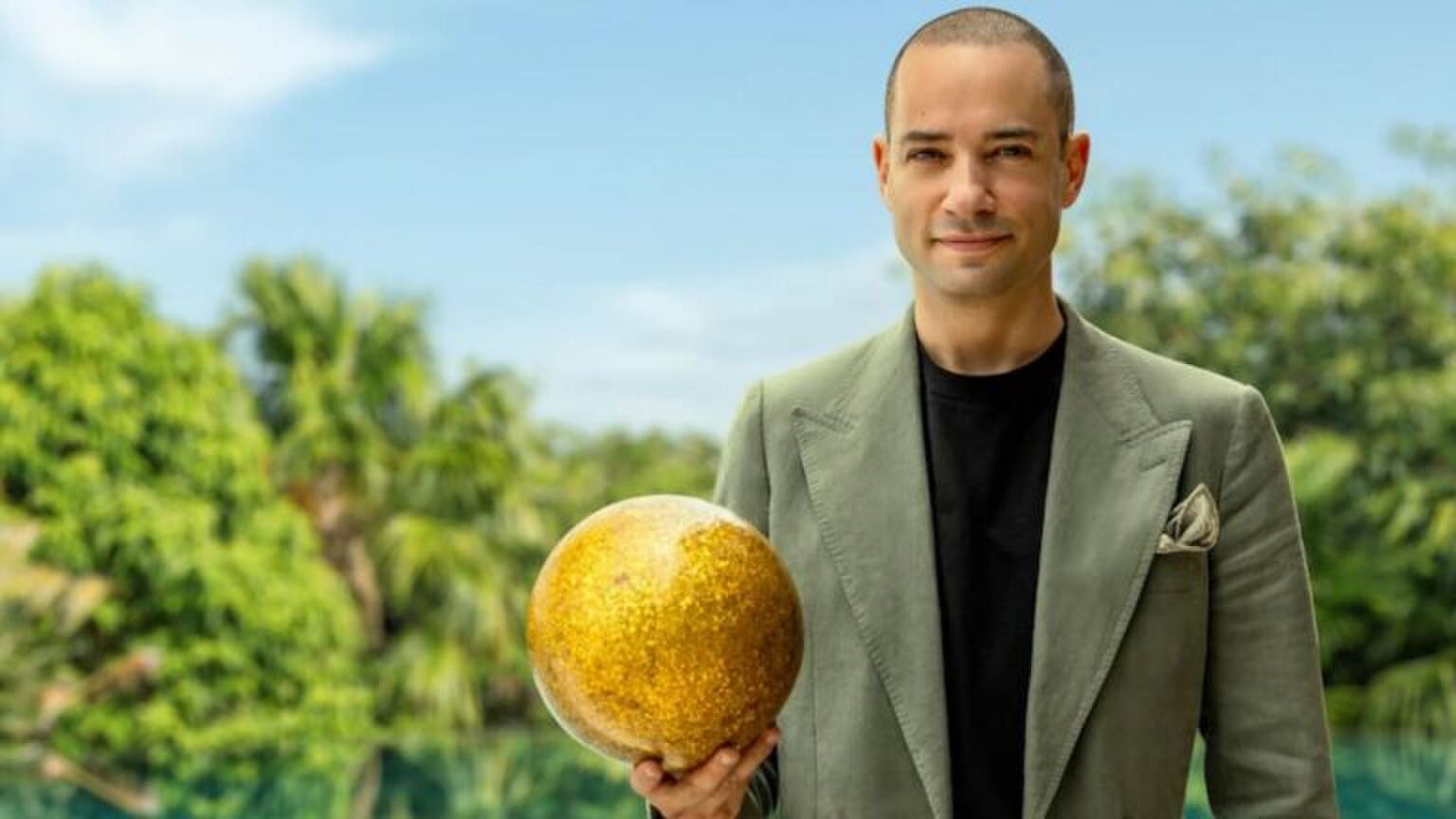 Presentator Valerio staat met een gouden bal in zijn hand voor het nieuwe seizoen van Paradise Hotel.