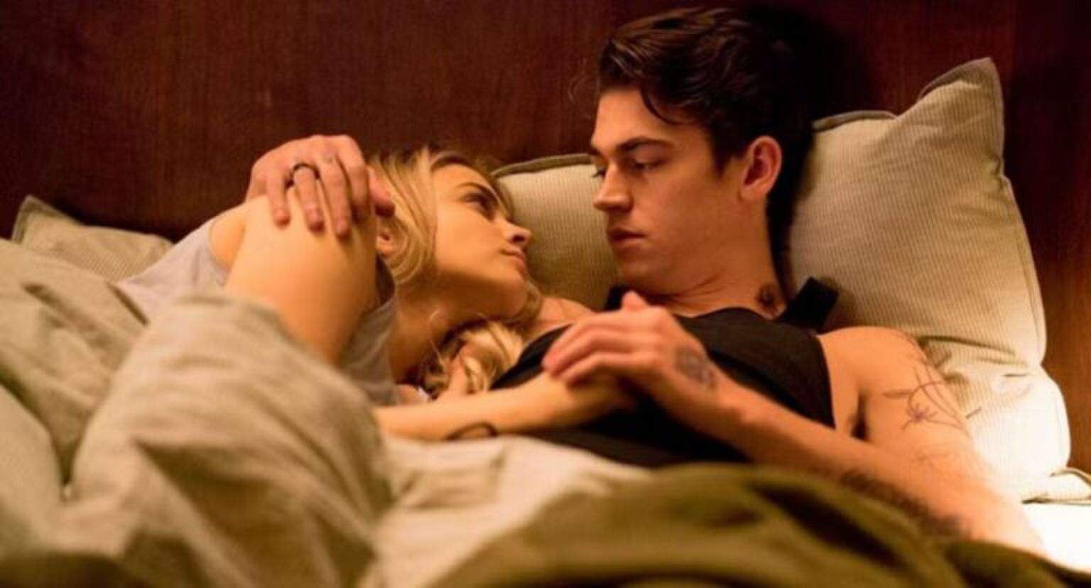 Hardin en Tessa in bed.