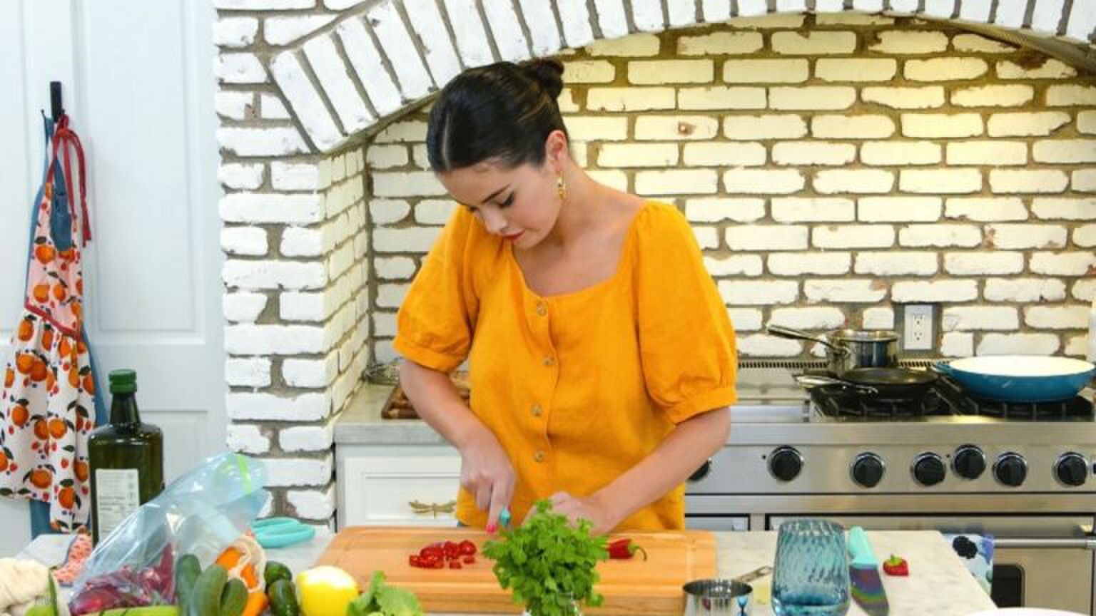 Selena Gomez is aan het koken.