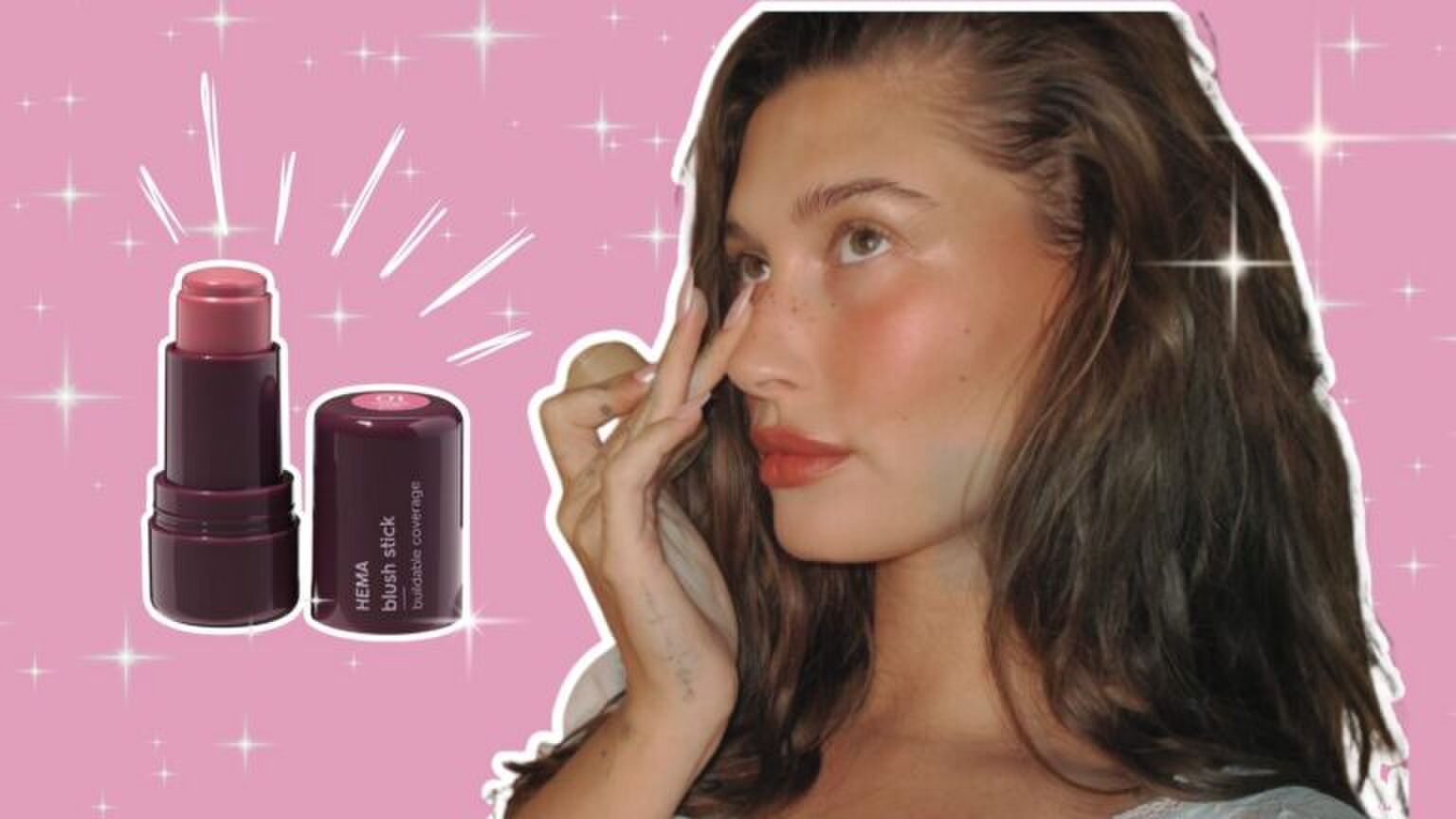 Hailey Bieber smeert blush op haar wangen. Naast haar staat de HEMA blush stick.