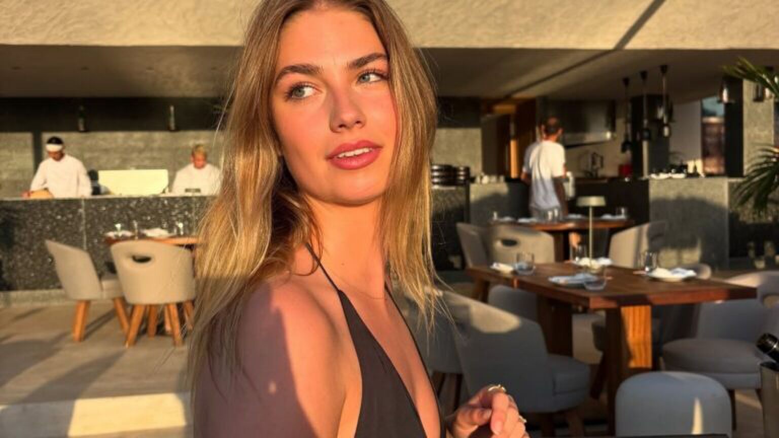 Foto van Roxy Dekker op een terrasje.