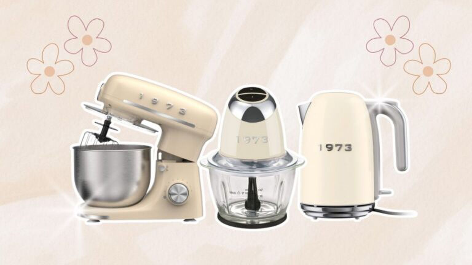 Keukenapparatuur van Lidl staat voor een beige achtergrond.