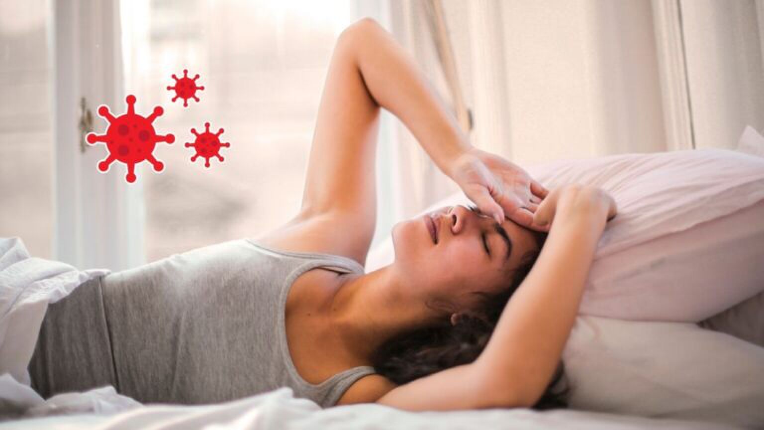 Iemand ligt ziek op bed.