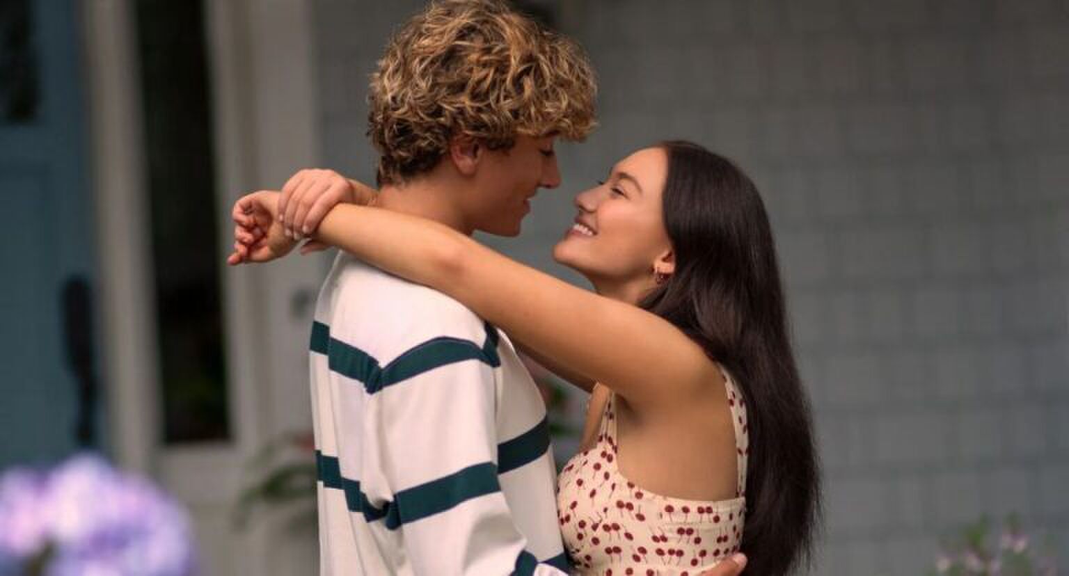 Jeremiah en Belly in The Summer I Turned Pretty omhelzen elkaar.