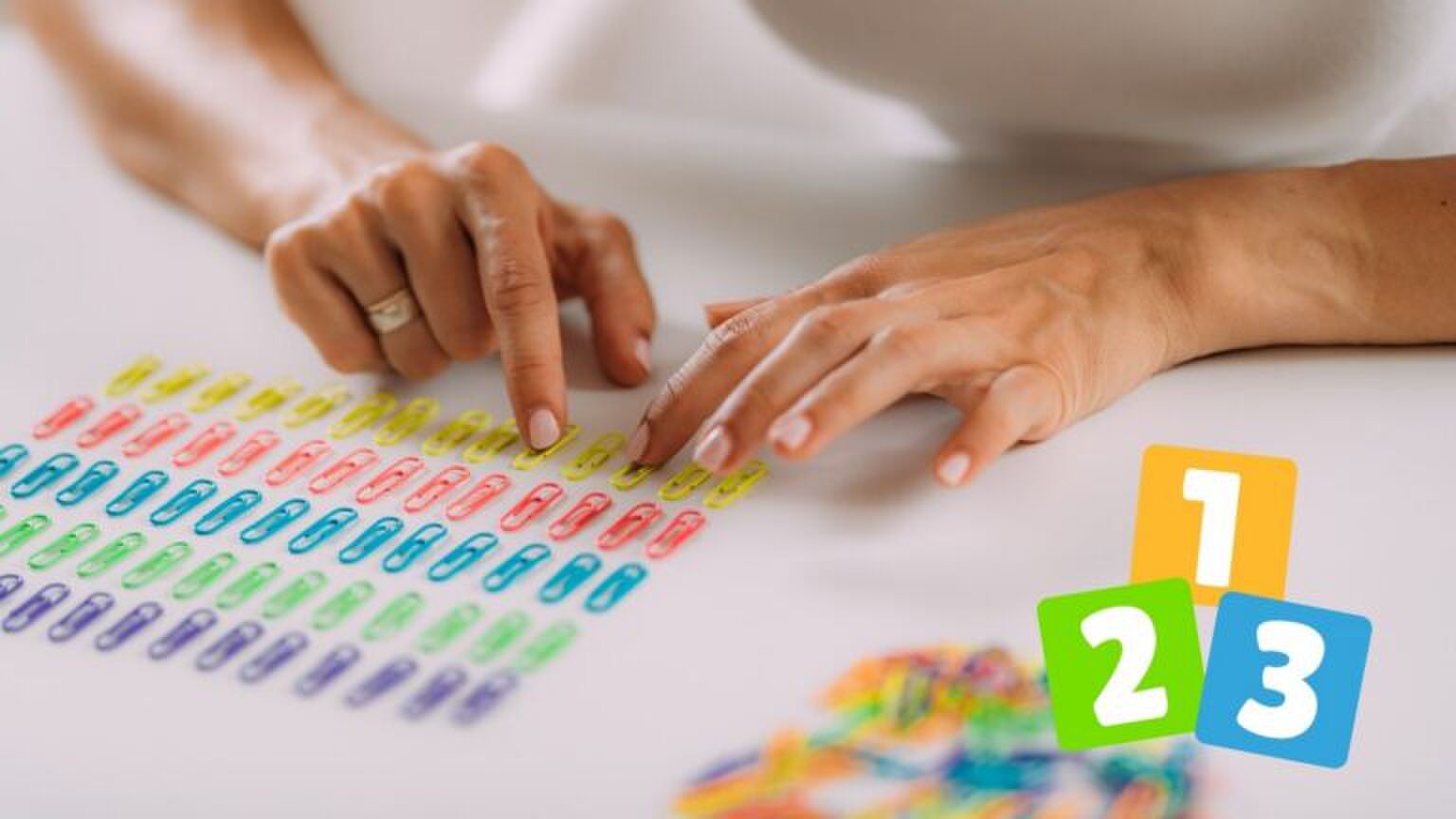 Iemand die paperclips op volgorde legt.