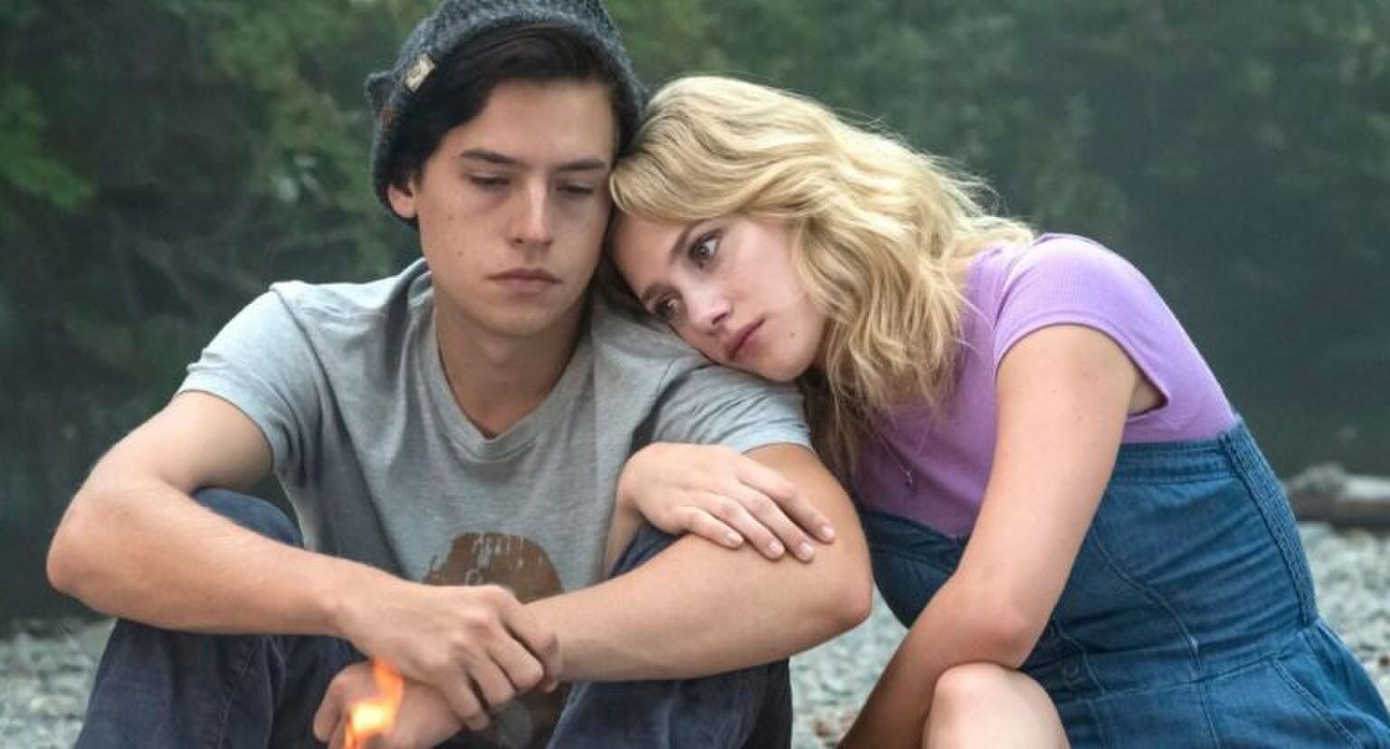 Jughead en Betty leunen tegen elkaar aan.