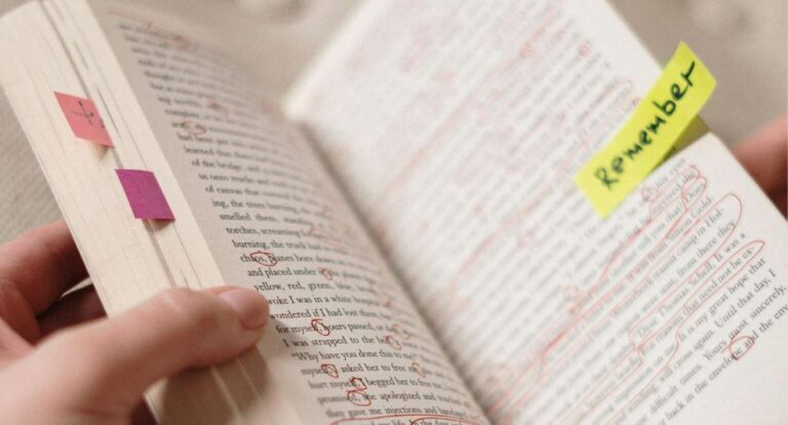 Boek met aantekeningen.