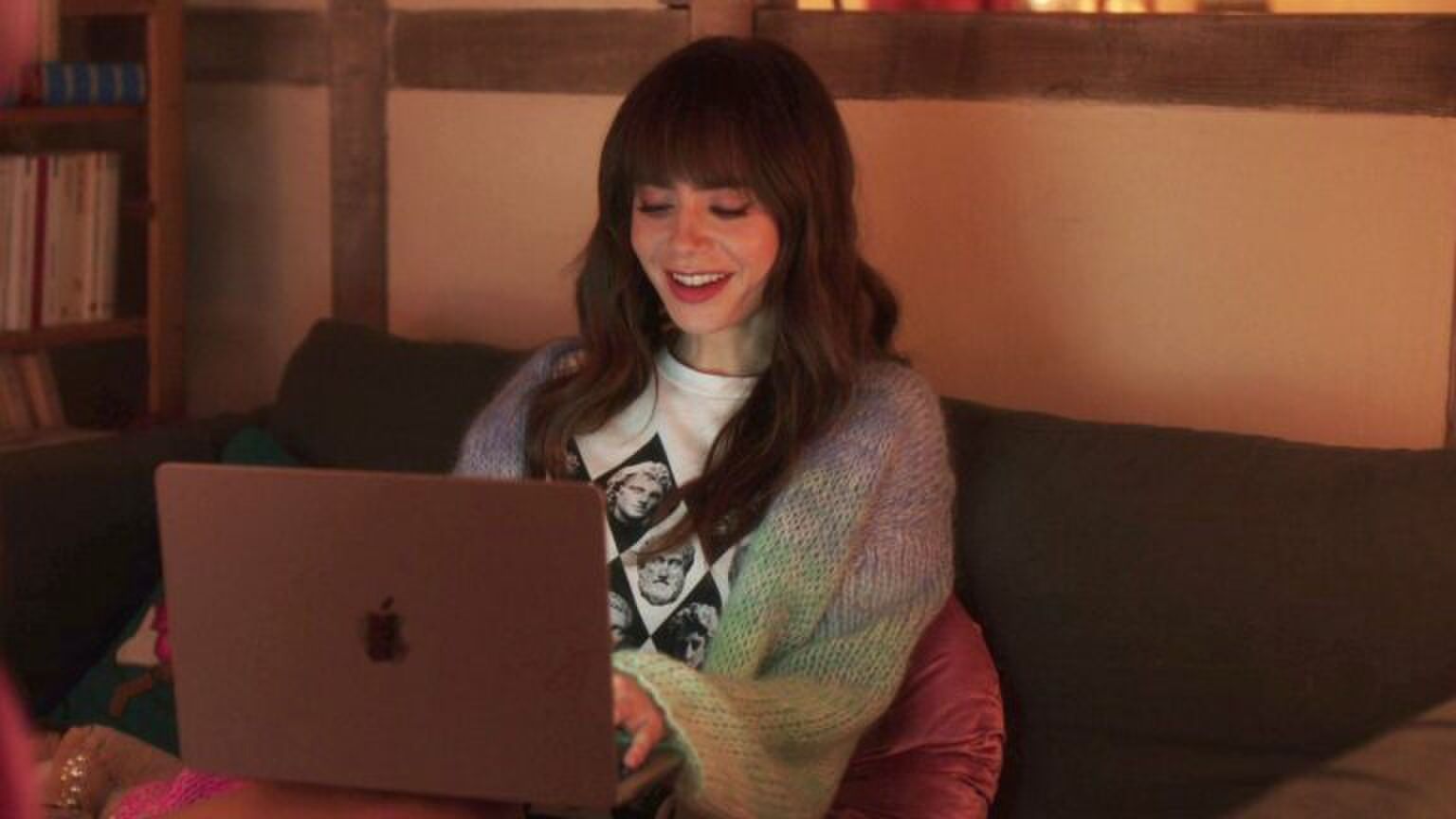 Jonge vrouw kijkt op haar laptop.