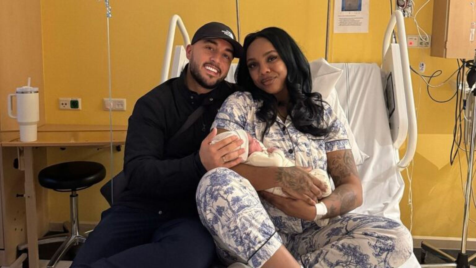 Foto van Vonneke Bonneke en haar man Davino in het ziekenhuis. Ze is bevallen van haar tweede zoontje.