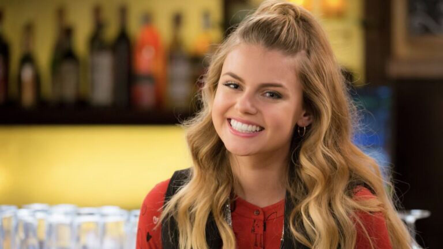 Britt Scholte, in haar rol als Kimberly in GTST. Ze kijkt breed lachend.