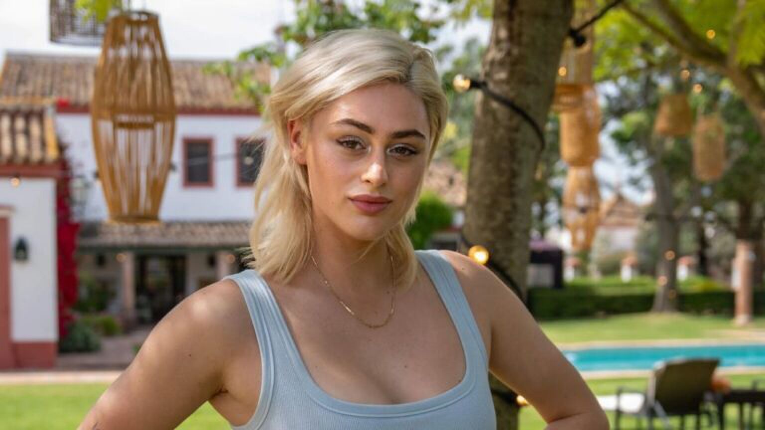 Foto van zangeres Bente Fokkens, ze kijkt stoer voor zich uit. Ze staat met haar armen in haar zij.