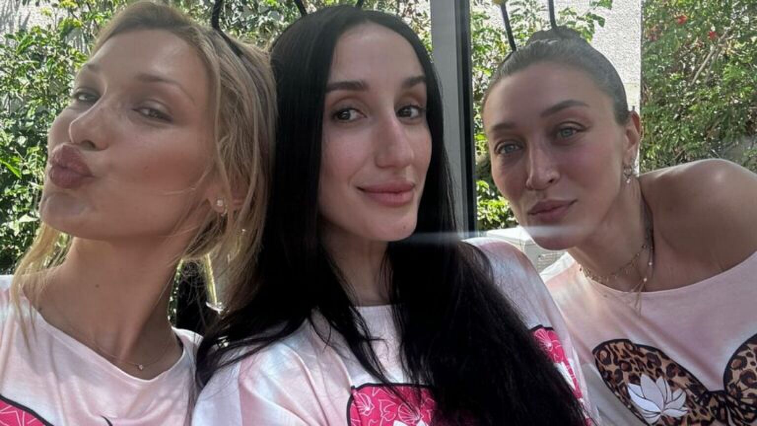 Bella Hadid poseert samen met halfzus Alana en een vriendin voor een selfie.