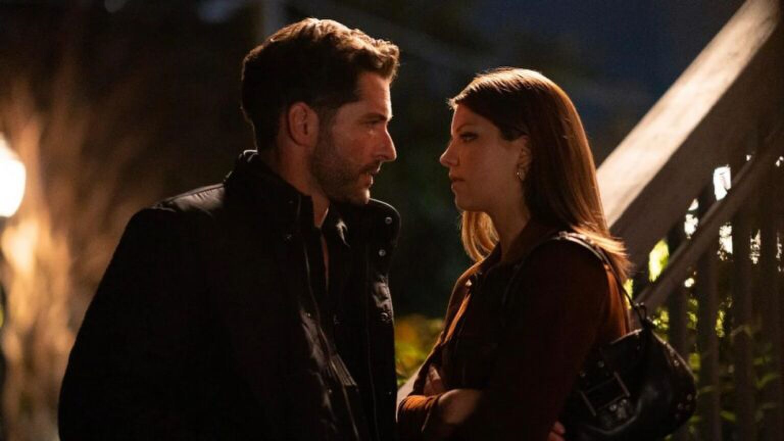 Een man en een vrouw kijken elkaar intens aan.