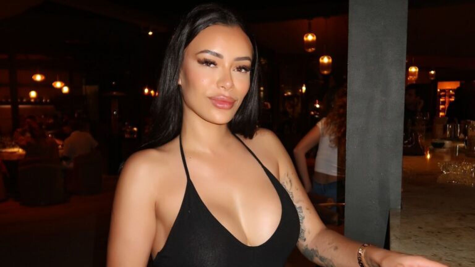 Vrouw kijkt zelfverzekerd voor zich uit.