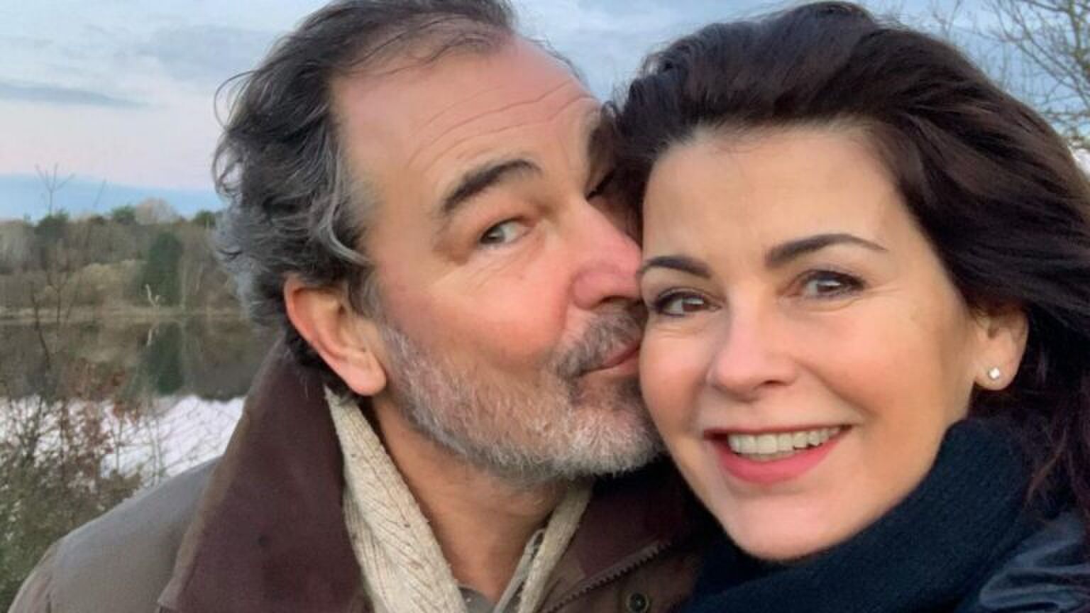 Erik de Vogel geeft Caroline de Bruijn een kus op haar wang.