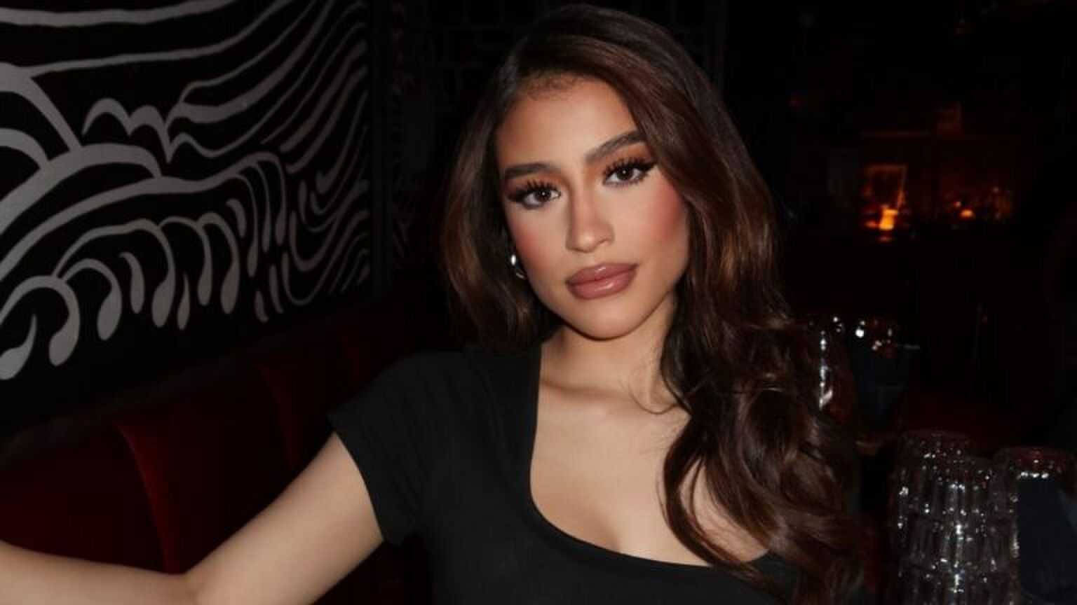 Nycole Dias uit Beauty and the Geek poseert voor een foto.