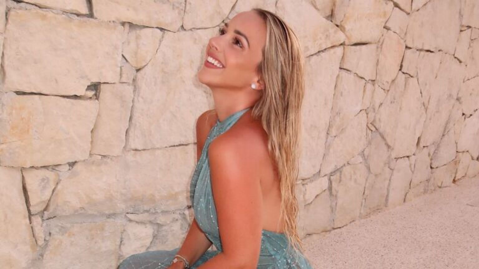 Emma Heesters poseert voor een foto.