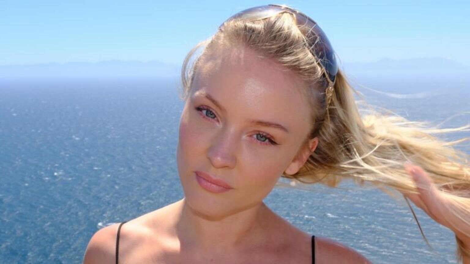 Zara Larsson poseert voor een foto.