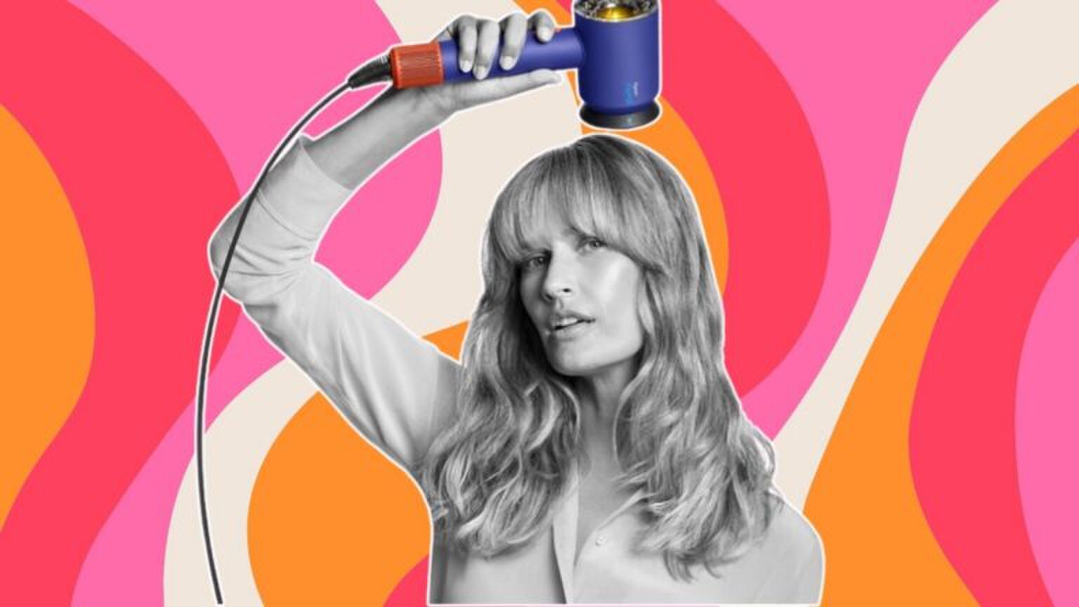 Een vrouw f&ouml;hnt haar haren met de Dyson.