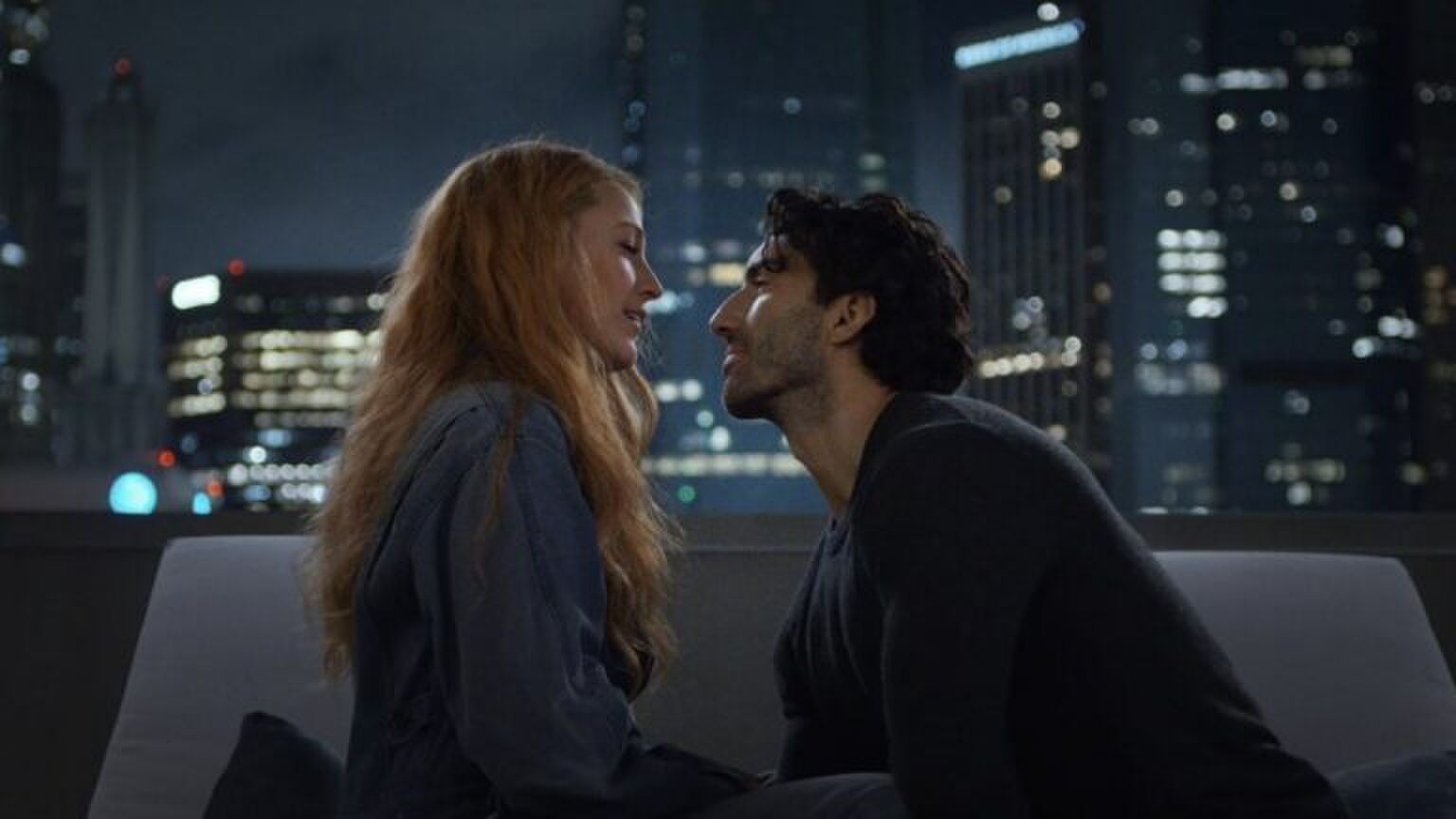 Blake Lively en Justin Baldoni kijken elkaar verliefd aan. Scene uit de film: It Ends With Us.