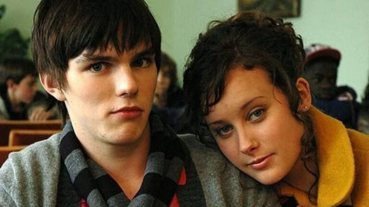 Sc&egrave;ne uit de tv-serie Skins. Personages Michelle en Tony. Michelle ligt op de schouder van Tony, Tony kijkt geschokkeerd.
