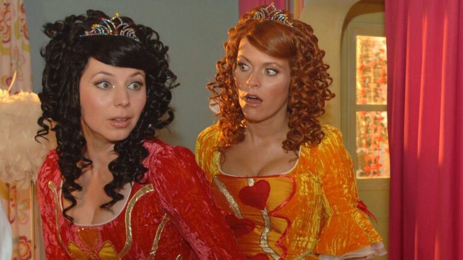 Sc&egrave;ne uit K3 en de Kattenprins. Kristel en Karen kijken geschokkeerd.