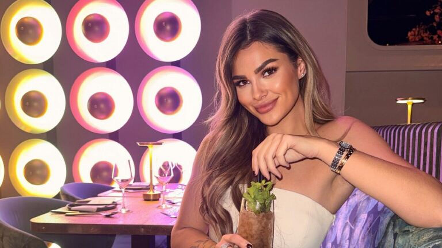 Estelle Kieft poseert voor een foto.