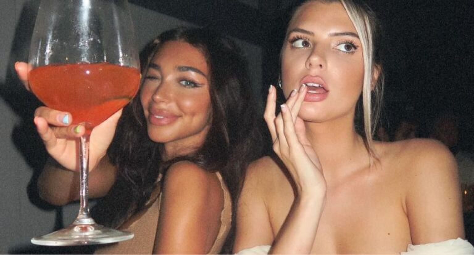 Twee meiden proosten.