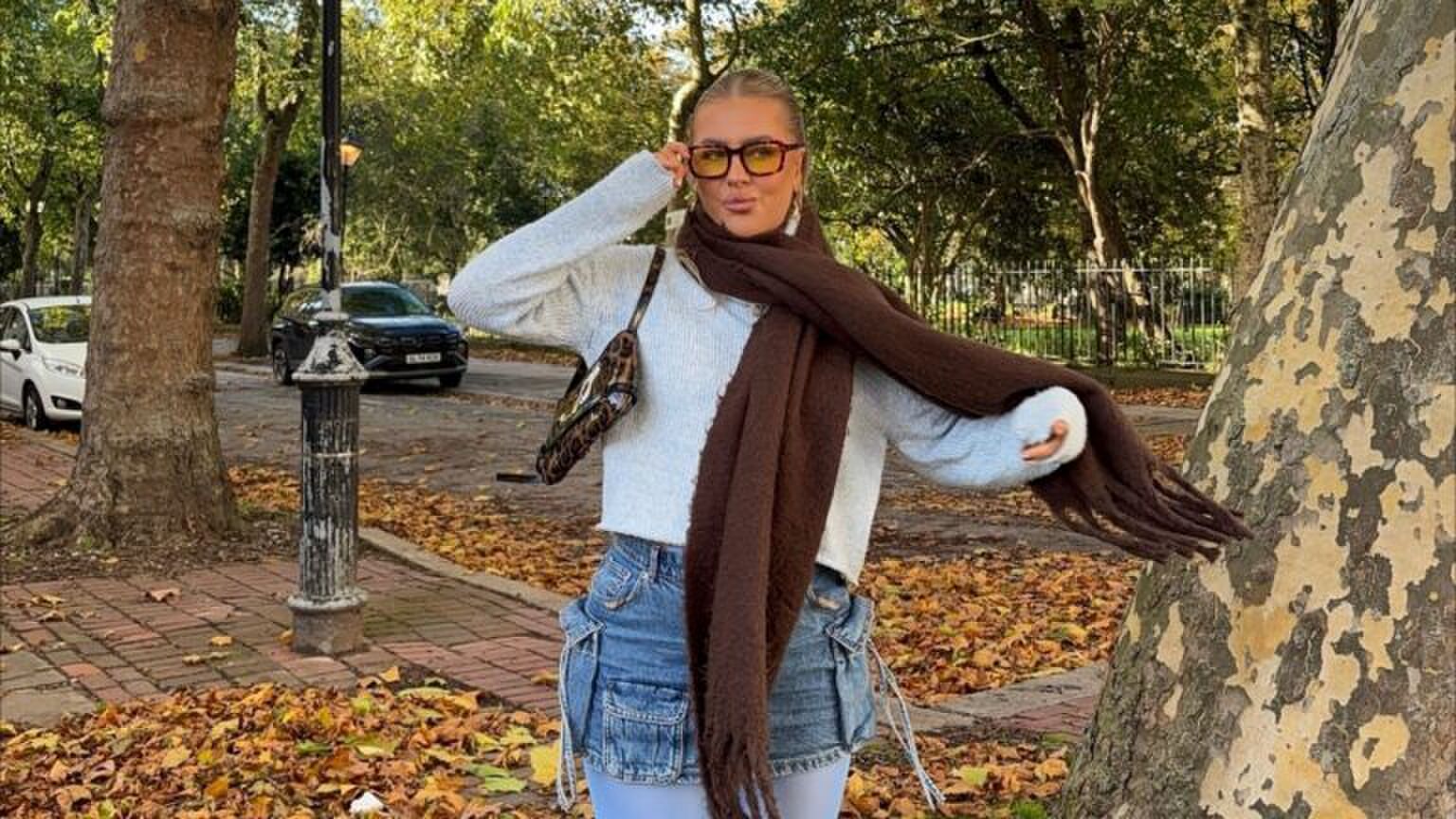 Een influencer draagt een kolletje.