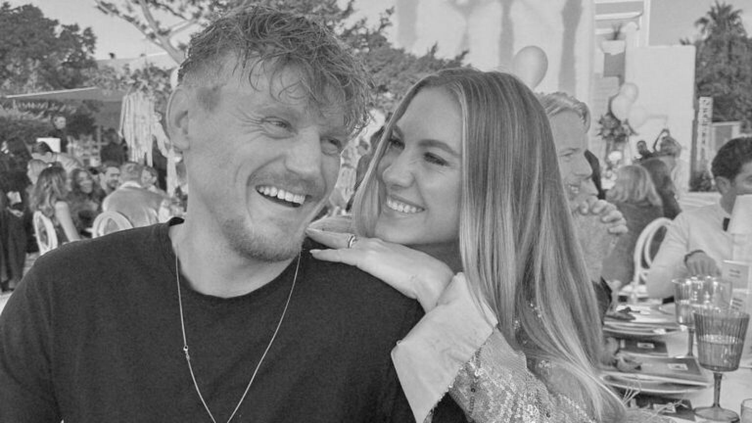 Jessie Jaz en Kaj Gorgels kijken verliefd en lachend naar elkaar.