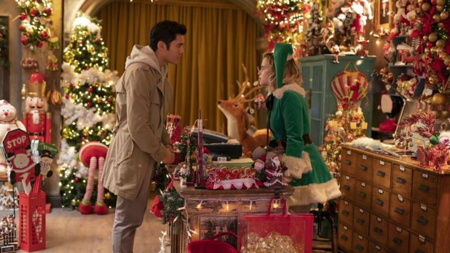 Twee mensen staan in een kerstwinkel.