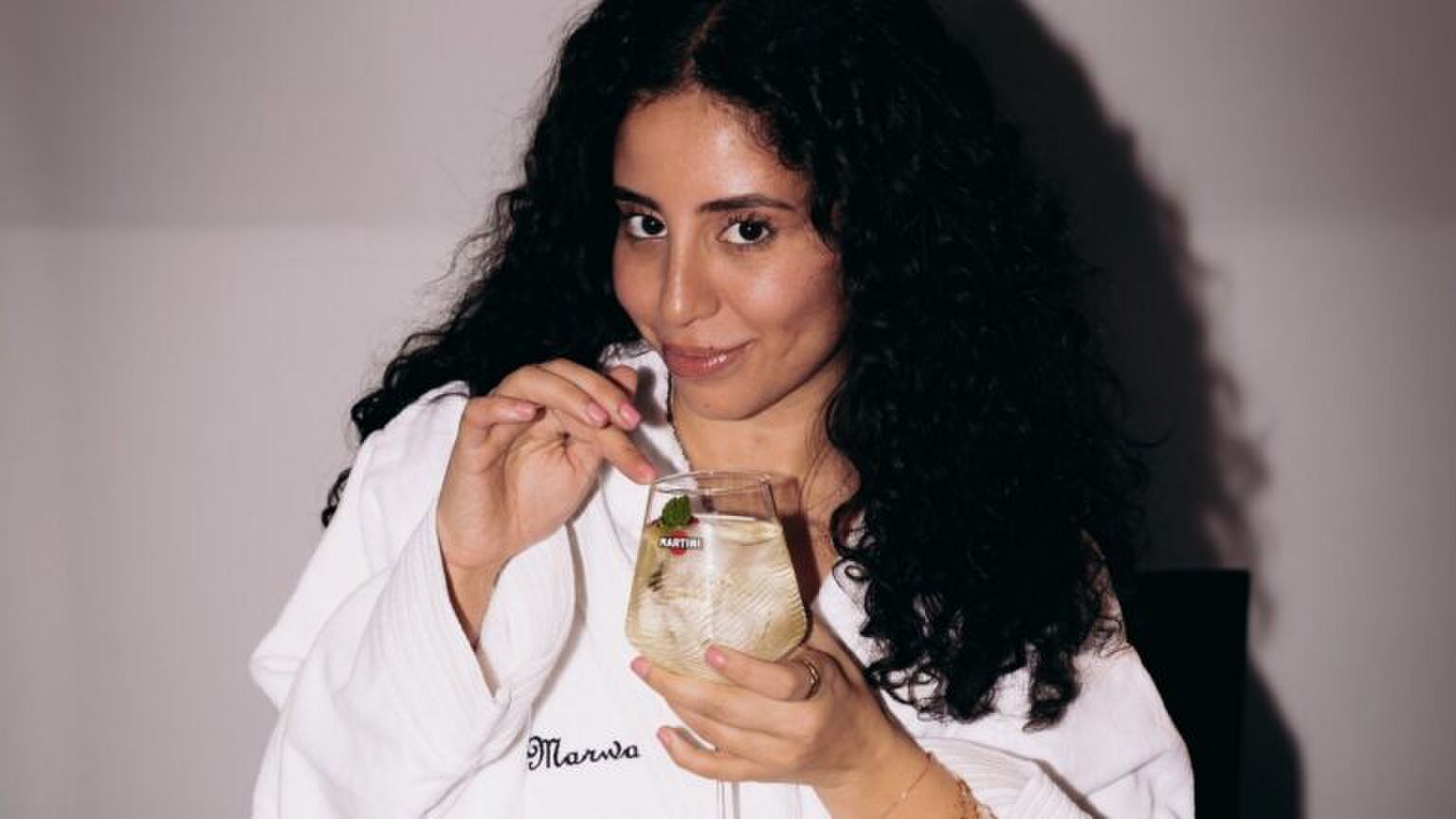 Marwa Omari voor Martini.