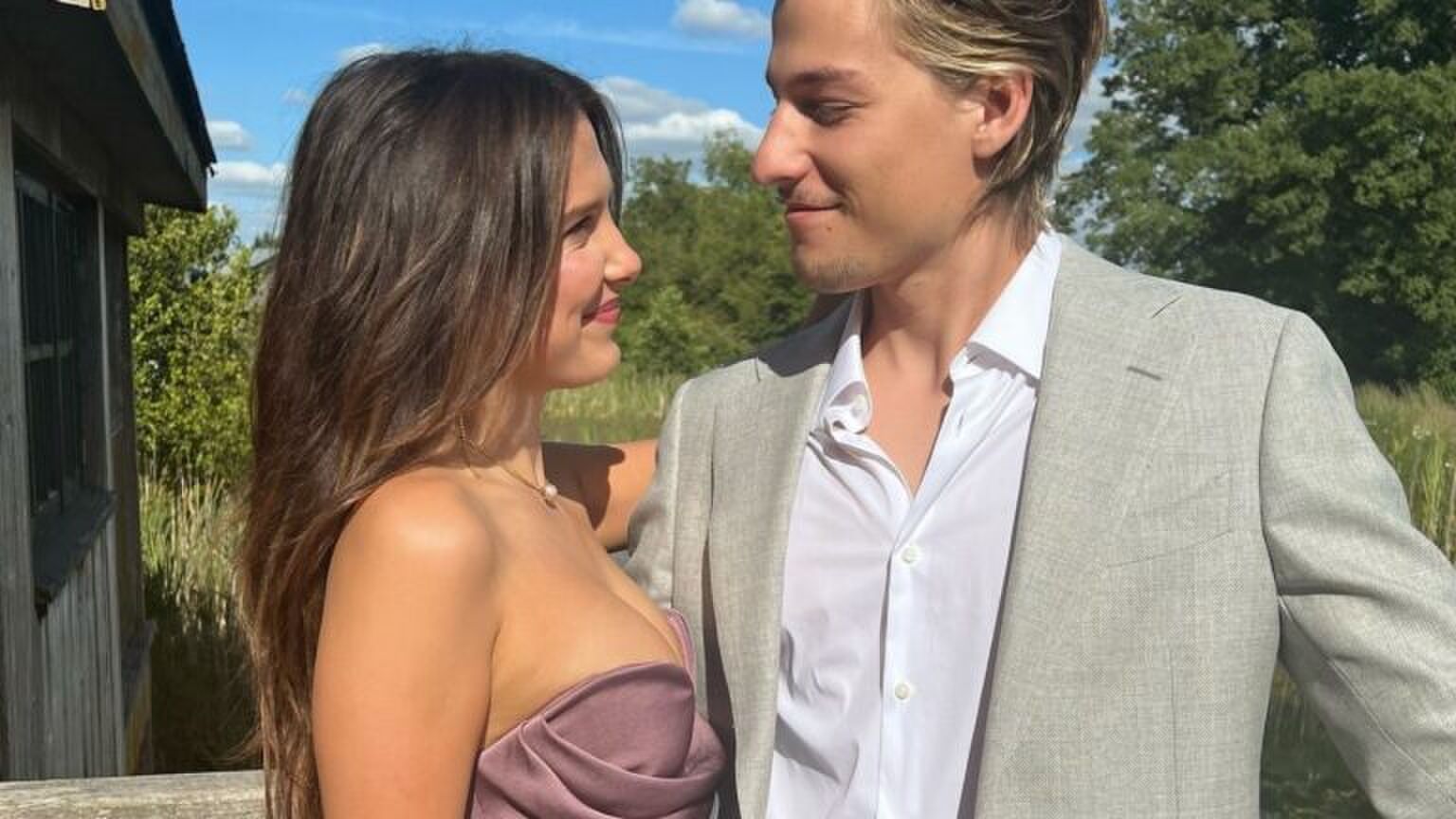 Foto van Millie Bobby Brown en Jake Bongiovi. Ze kijken verliefd naar elkaar.