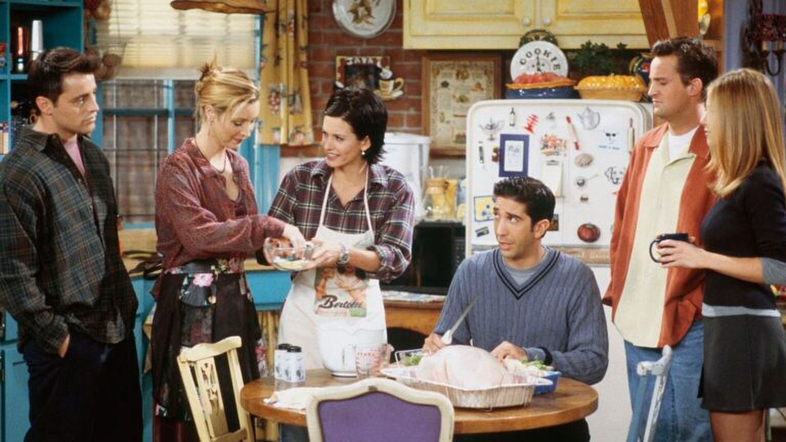 De vrienden uit Friends berijden hun thanksgiving kip voor.