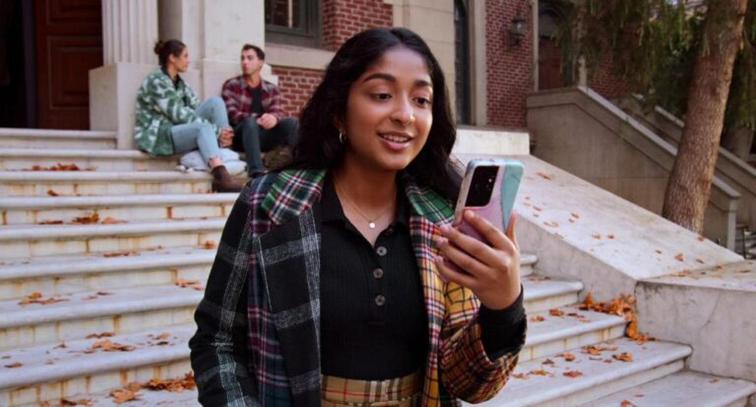 Devi kijkt op haar telefoon.