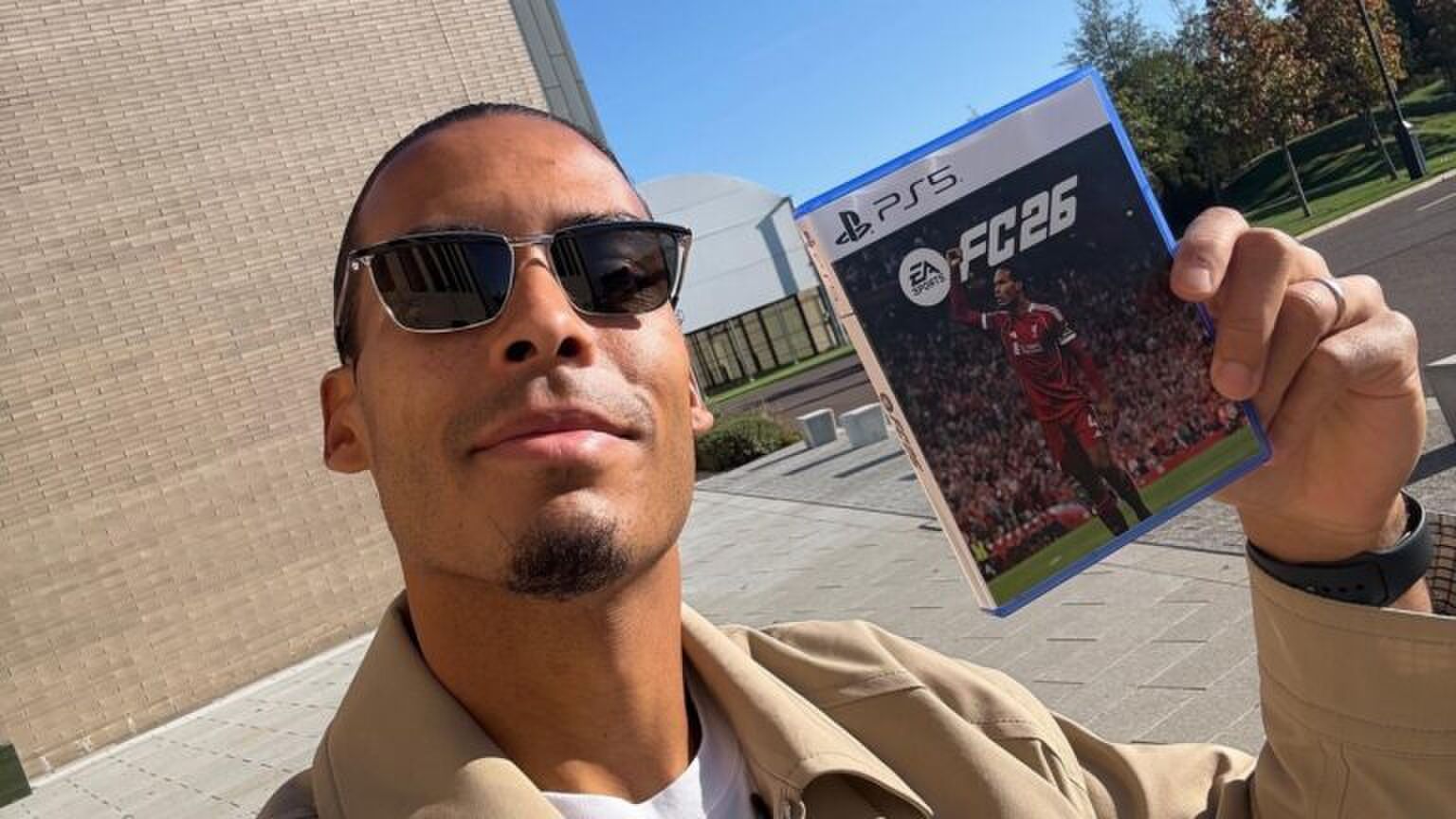 Virgil van Dijk houdt het nieuwe FIFA-spel vast.
